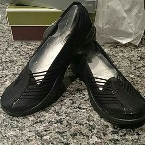 BZees Black Shoe 9W